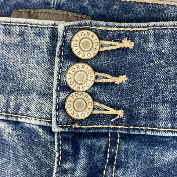 Torrid 3.5 Inch Jegging Super Soft High Rise Jean Shorts. Plus Size 28. NWT. - Picture 3 of 16